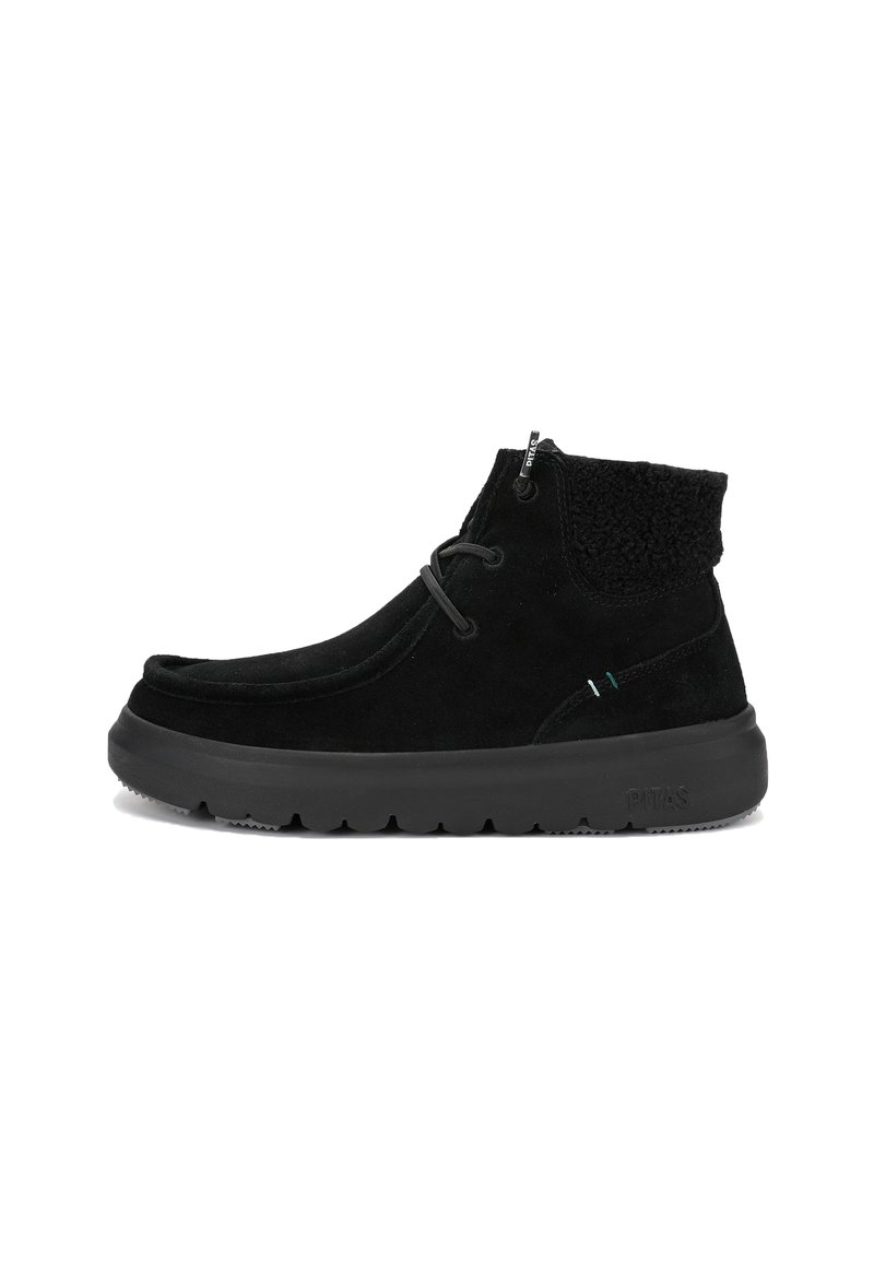 Bottines noires en suede avec col en fourrure texturée, bout rond, bride à lacets sur le devant et épaisse semelle en caoutchouc avec un logo de marque discret.