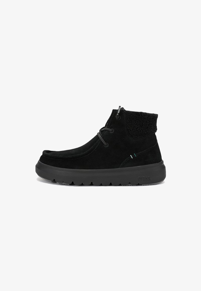 Bottines noires en suede avec col en fourrure texturée, bout rond, bride à lacets sur le devant et épaisse semelle en caoutchouc avec un logo de marque discret.