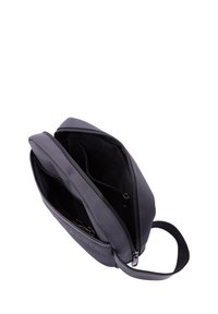 Borsa a tracolla in nylon grigio dal design elegante, con due scomparti con zip e una tracolla corta. Superficie texturizzata, interno scuro.