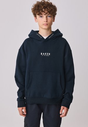 Marineblå hættetrøje lavet af blødt stof, med en kængurulomme og hvidt "BAKER"-logo på brystet. Inkluderer snore ved huen.