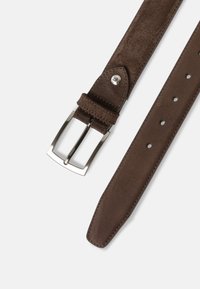 Bruine suède riem met een rechthoekige zilveren metalen gesp, voorzien van een gladde textuur en vijf verstelgaten langs de lengte.