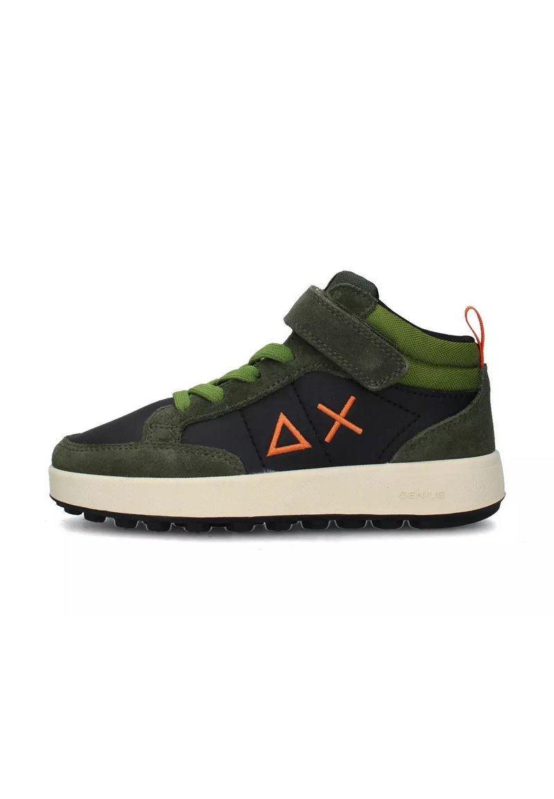 Sneaker alta con un corpo in tessuto nero, dettagli in suede verde, motivi geometrici arancioni, lacci verdi e suola in gomma crema.
