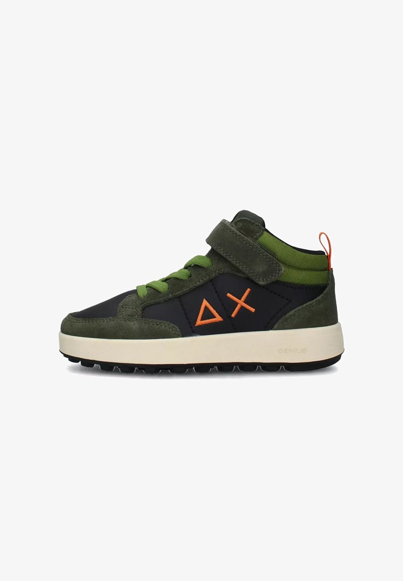 Sneaker alta con un corpo in tessuto nero, dettagli in suede verde, motivi geometrici arancioni, lacci verdi e suola in gomma crema.
