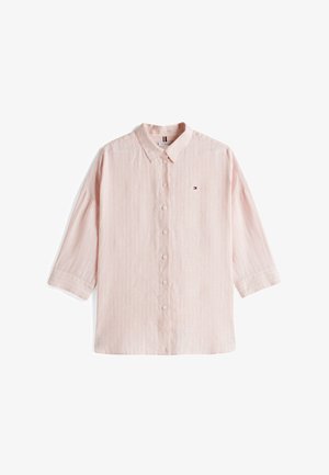 Jasnoróżowa koszula zapinana na guziki z kołnierzykiem typu point, rękawami o długości 3/4 oraz małym haftowanym logo. Tekstura wydaje się miękka i przypomina len.