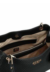 Borsa a tracolla nera intrecciata realizzata in materiale testurizzato; hardware dorato, tasca interna con zip e rivestimento beige con motivo logo ripetuto.