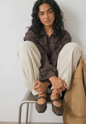 NA-KD STRAP DETAIL - Ballerine con cinturino - brown
