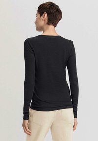 hessnatur MERINO - Langarmshirt - schwarz