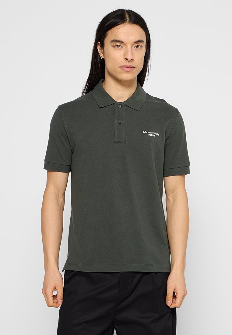Dunkelgrünes Poloshirt mit kurzen Ärmeln, Drei-Knopf-Leiste und dezentem Logostick auf der linken Brust. Hergestellt aus strukturiertem Baumwollmaterial.
