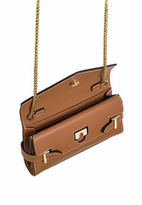 Sac en cuir brun à bandoulière avec une chaîne dorée, présentant un design structuré, des poches intérieures et des accents discrets de surpiqûres blanches.