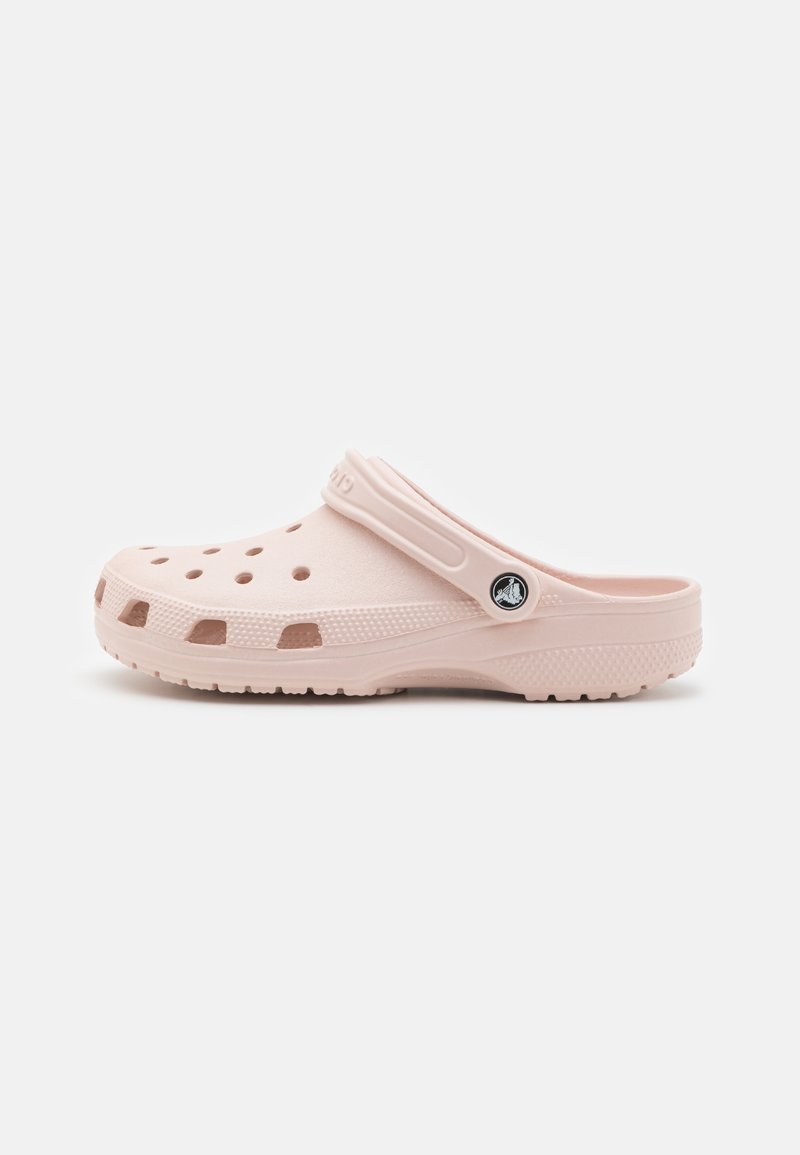 Helle rosa Gummischlappen mit Belüftungslöchern, einem Riemen für Halt im Rücken und einer strukturierten Laufsohle für besseren Halt. Glatte Oberfläche.