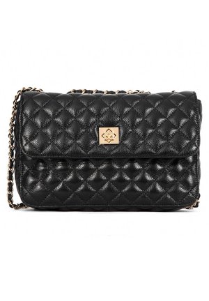 Sac à main en cuir noir matelassé avec bandoulière chaîne dorée et fermoir rectangulaire présentant un motif géométrique sur le rabat avant.