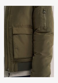 Vybrané, army green