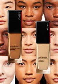 Shiseido SYNCHRO SKIN RADIANT LIFTING FOUNDATION SPF30 - Foundation - 110