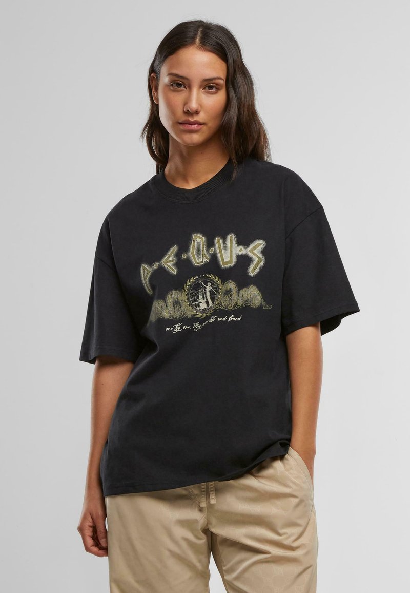 Svart oversized t-skjorte i bomull med grafisk tekst og design i gult. Rund hals og korte ermer. Lett stoff og avslappet passform.