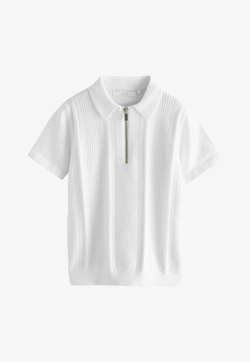 Fehér rövid ujjú galléros póló zipzáras nyakkal, függőleges bordázott mintával és kontrasztos kötött részletekkel.