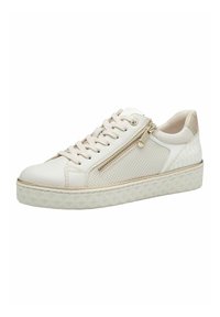 Baskets blanches avec un dessus en cuir lisse et en mesh, bout rond, lacets à l'avant, fermeture éclair latérale et une semelle plateforme texturée blanche.