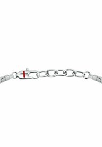 Bracciale in metallo argentato con anelli intrecciati e chiusura a moschettone con un accento rosso. Texture liscia con finitura lucida.