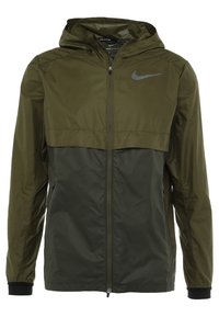 Veste de course pour hommes Nike, vert olive, avec capuche, fermeture éclair intégrale à l'avant et logo Nike Swoosh noir sur la poitrine.