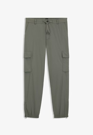 Pantaloni cargo in tessuto verde oliva opaco, con vita elastica, coulisse, due tasche laterali e polsini alle caviglie stretti con cerniere.