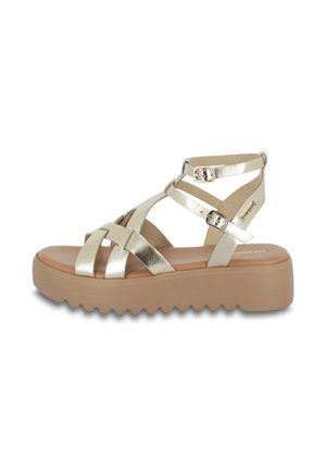 Sandali metallici dorati con cinturini e suola piatta spessa e testurizzata beige. Presentano fibbie regolabili e un design a cinturino intrecciato.