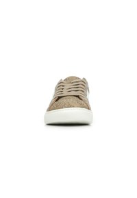 Sneaker in tela beige con tomaia texturizzata, suola in gomma bianca e dettagli sottili sui lacci. Presenta un accento a contrasto lungo il lato.