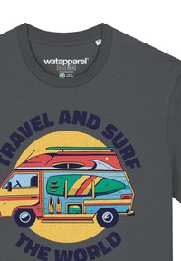 Graues T-Shirt aus weichem Material mit einem bunten Grafikdesign eines Wohnmobils mit Surfbrettern, umgeben von dem Text "REISE UND SURFE DIE WELT".