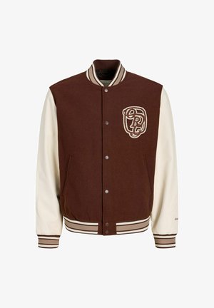 Brun ull- og kremfarget skinn varsityjakke med ribbestrikkede mansjetter og krage, med hvitt brodert logo på brystet og trykknapplukking.