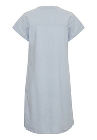 Robe bleu clair à manches courtes, longueur genou, coupe droite avec une couture horizontale sur le haut du dos, vue de dos.