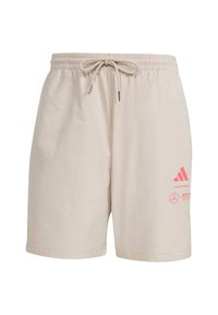 Herrenshorts i beige med elastisk midja och dragsko; har texturerad tyg och rosa Adidas- och Mercedes-logotyper på sidan.