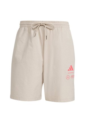 Herre beige shorts med elastisk talje og snor; har struktureret stof og lyserøde Adidas- og Mercedes-logoer på siden.