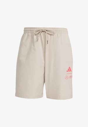 Beige Shorts für Herren mit Gummibund und Kordelzug; sie verfügen über einen strukturierten Stoff und pinke Adidas- und Mercedes-Logos an der Seite.