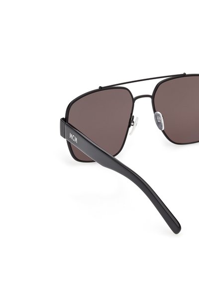 Ochelari de soare aviator negri cu lentile de culoare maro închis. Caracteristicile includ un design elegant, brandul MCM pe braț și pernuțe de nas ajustabile.