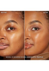 Vorher-Nachher-Vergleichsbild, das die Gesichtshaut mit und ohne Make-up zeigt. Der Hautton ist warmbraun, die Textur glatt und mit einem natürlichen Glanz verstärkt.