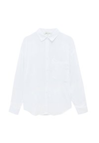 Camicia bianca a maniche lunghe in un tessuto liscio. Presenta un colletto classico, chiusura frontale con bottoni e una tasca sul petto.