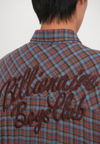 Modrá, červená a zelená kockovaná košeľa s vyšitým textom "Billionaire Boys Club" na chrbte, obsahujúca klasický golier a mäkkú textúru.