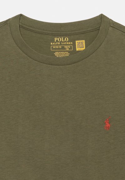 Λαδί Polo Ralph Lauren μπλουζάκι με κόκκινο κεντημένο λογότυπο στο στήθος και κίτρινη τυπωμένη ετικέτα μεγέθους στο εσωτερικό του λαιμού.