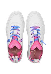 Weiße Ledersneaker mit mehrfarbigen Schnürsenkeln in Pink, Blau und Lila. Sie verfügen über eine strukturierte Sohle und ein herzförmiges Zungen-Detail.