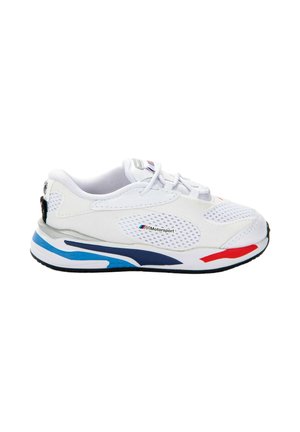 Zapatilla deportiva blanca con paneles de malla, acentos en la suela azul y rojo, y logo de "Motorsport" en el lateral, vista desde el lado exterior.