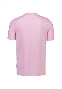 Vaaleanpunainen puuvillapaita, jossa on lyhyet hihat, pyöreä pääntie ja sileä kangas. Ominaisuuksiin kuuluvat suora leikkaus ja pieni etiketti sivulla.