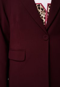 Bordeaux blazer van textiel met structuur, voorzien van een enkele knoopsluiting, notch revers en een voorzak.