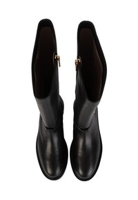 Botas de cuero negro hasta la rodilla con una textura suave, que cuentan con un cierre de cremallera lateral y acentos de hardware mínimos.