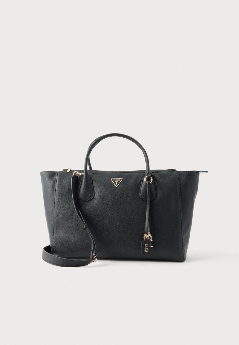 Sac à main Guess en cuir noir avec doubles poignées, bandoulière amovible et logo ainsi qu’une étiquette dorés sur fond uni.