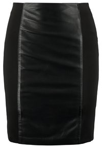 Falda lápiz negra con un panel de cuero brillante en la parte delantera, tela mate y suave en los costados, y un diseño ajustado para una silueta estilizada.