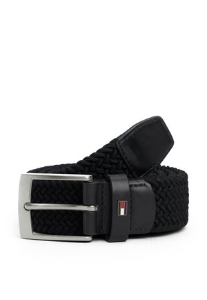 Curea din material țesut negru cu cataramă dreptunghiulară argintie și detalii din piele neagră cu un mic logo dreptunghiular roșu, alb și bleumarin.