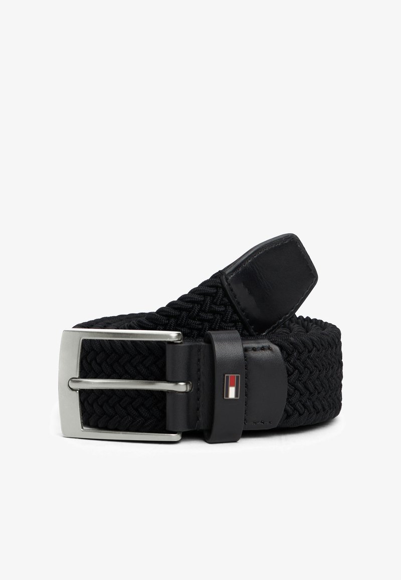 Cintura in tessuto nero intrecciato con fibbia rettangolare in argento e dettagli in pelle nera con piccolo logo rettangolare rosso, bianco e blu navy.