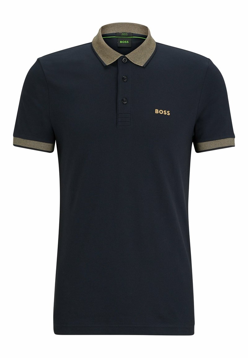 Polo homme slim bleu marine avec col texturé beige et bords de manches, doté de trois boutons et du logo "BOSS" sur la poitrine.