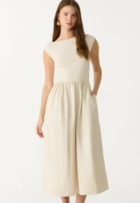 Stradivarius CONTRASTING MIDI  - Denné šaty - stone