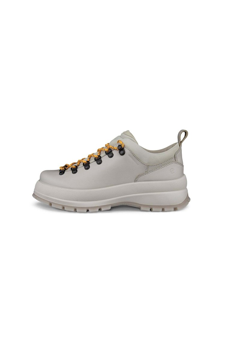 Scarpa da trekking grigia chiara con una texture liscia, dotata di occhielli neri e lacci arancioni. Include una suola robusta con profilo per la presa.