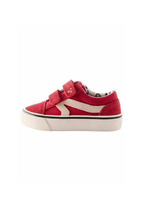 Baskets rouges pour enfants avec des accents beiges, deux bandes Velcro et une semelle blanche épaisse avec une bande noire.