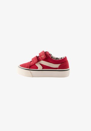 Rød børnesneaker med beige accenter, to velcro-remme og en tyk hvid sål med sort stribe.